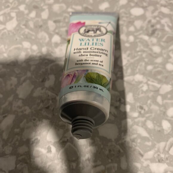 Michel Design Works Water Lilies hand cream (30ml) - FREE with bundle - Picture 3 of 3